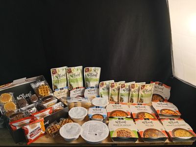 beaucoup de plats disposés sur une table