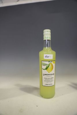 une bouteille de limonade posée sur un comptoir