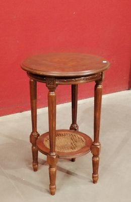 une petite table en bois sur laquelle est posé un panier