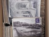 une boîte contenant de nombreuses vieilles photos