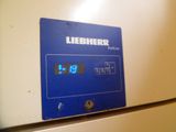 un gros plan d'une horloge bleue et blanche posée sur un réfrigérateur