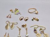 plusieurs paires de boucles d'oreilles posées sur une surface blanche