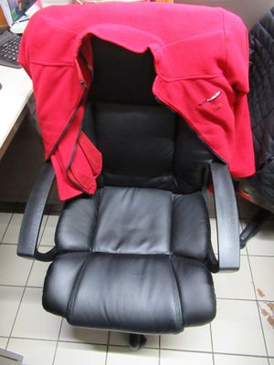 une chaise noire recouverte d'une couverture rouge