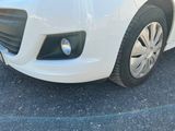 une voiture blanche garée dans un parking