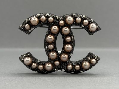 un gros plan d'une broche ornée de perles