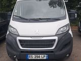 la camionnette blanche est garée dans le parking à côté d'autres voitures