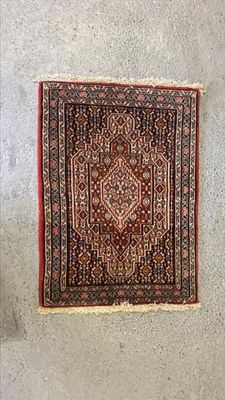 un tapis oriental accroché au mur d'une pièce