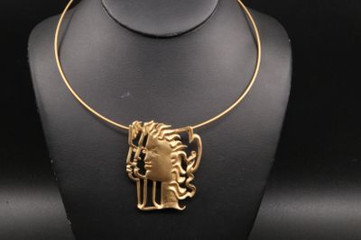 gros plan d'un collier sur un mannequin mannequin