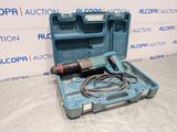 une boîte à outils bleue contenant une perceuse, posée sur une table