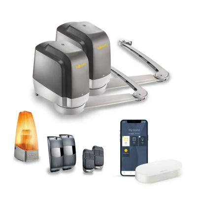 une photo représentant un ensemble de gadgets et d'accessoires sur fond blanc