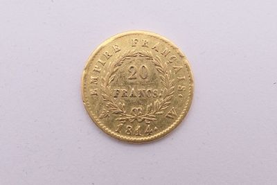 gros plan d'une pièce d'or sur une surface blanche