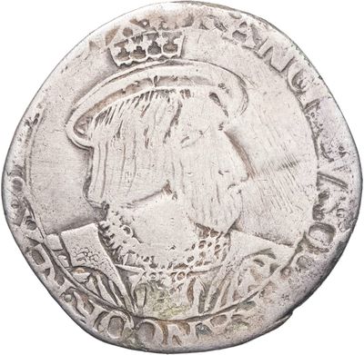 gros plan d'une pièce de monnaie sur fond blanc