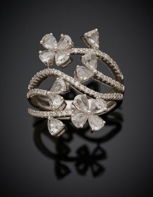 gros plan d'une bague en diamant sur une surface noire