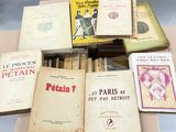 plusieurs livres sont empilés sur une table
