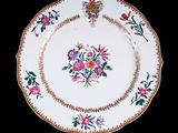 une assiette ornée d'un motif floral sur fond noir