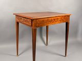 une petite table surmontée d'un tiroir