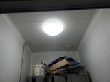 une lampe allumée au-dessus d'une pile de livres