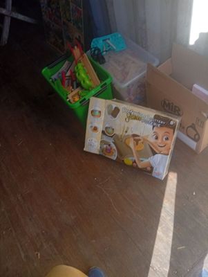 une boîte de nourriture posée par terre à côté d'une banane
