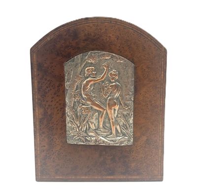 une photo d'une plaque en bronze représentant un homme et une femme dans les bois