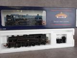 une boîte sur laquelle est posé un train miniature