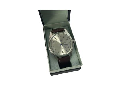 une montre dans un coffret, sur fond blanc