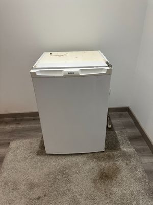 image d'un petit réfrigérateur blanc dans une pièce