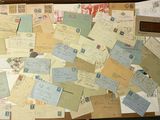 une valise remplie de lettres et de cartes postales posée sur une table