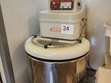 une image d'une cuisine avec un mixeur et d'autres appareils électroménagers