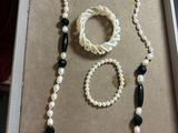 une boîte contenant un collier, un bracelet et une bague