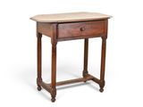 une vieille table en bois surmontée d'un tiroir