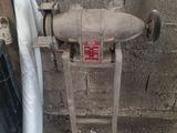 une machine posée par terre à côté d'un mur de briques