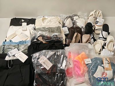 de nombreux sacs contenant des vêtements et des chaussures posés sur une table