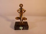 une statue représentant une femme tenant une balance dans ses mains