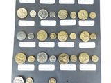 un grand nombre de pièces de monnaie qui figurent sur un morceau de papier