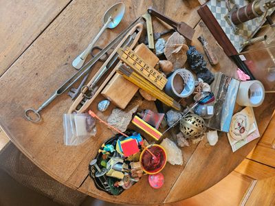 une table en bois sur laquelle sont posés tout un tas d'objets