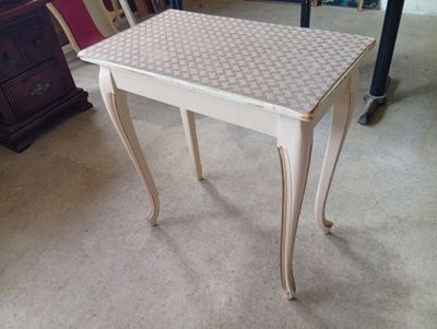 une table blanche au plateau à carreaux dans un salon