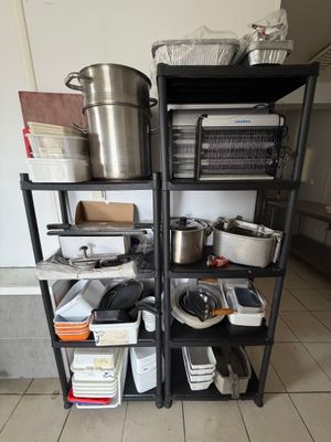 des étagères sur lesquelles sont posés des casseroles et des poêles, dans une cuisine