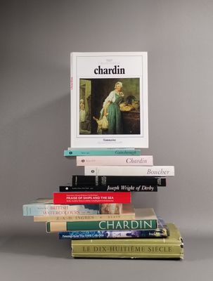plusieurs livres empilés sur une table