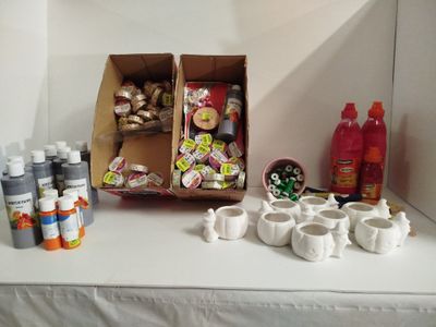 une table sur laquelle se trouvent une boîte de nourriture et des tasses