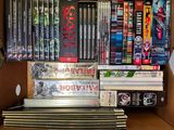 une boîte en carton remplie de DVD et de films