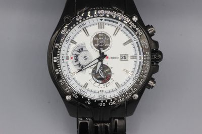 CURREN. Montre d’homme en acier noirci, chronographe à trois…