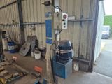 une machine qui se trouve dans un garage rempli d'outils