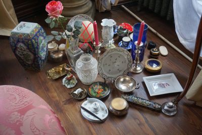 une table sur laquelle se trouvent de nombreux objets différents