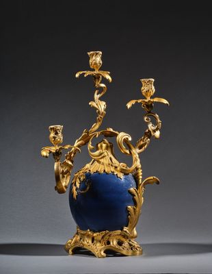 un vase doré et bleu orné de fleurs