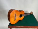 une guitare posée sur une petite table