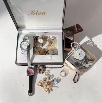 une boîte avec un tas de bijoux à l'intérieur