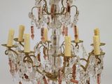 une image d'un lustre en verre et en laiton