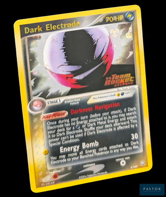 un gros plan d'une carte Pokémon au motif noir et rouge