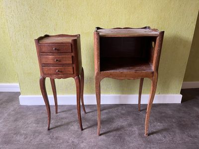 deux tables en bois avec tiroirs dans une pièce
