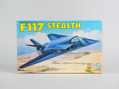 une image représentant une boîte contenant une maquette d'avion de chasse